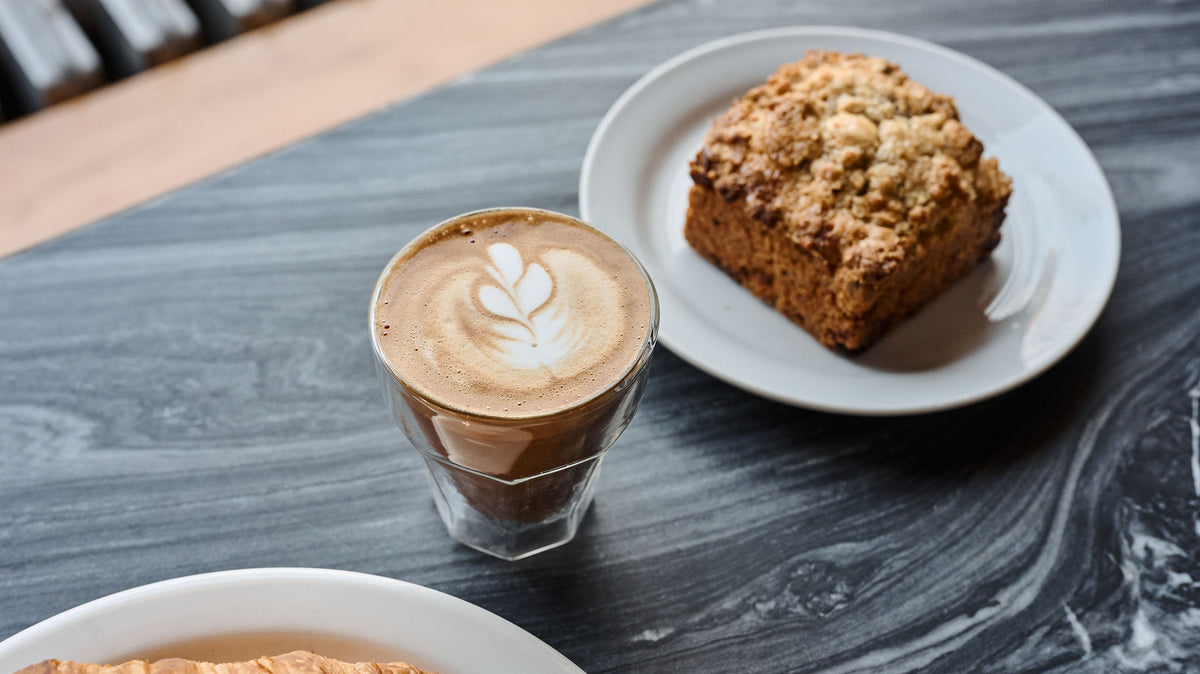 Latté avec croissant et scone sucré