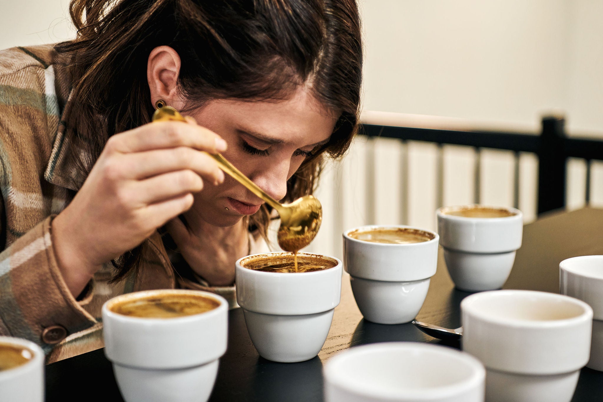 Cupping à l'atelier du torréfacteur de café 94 celcius