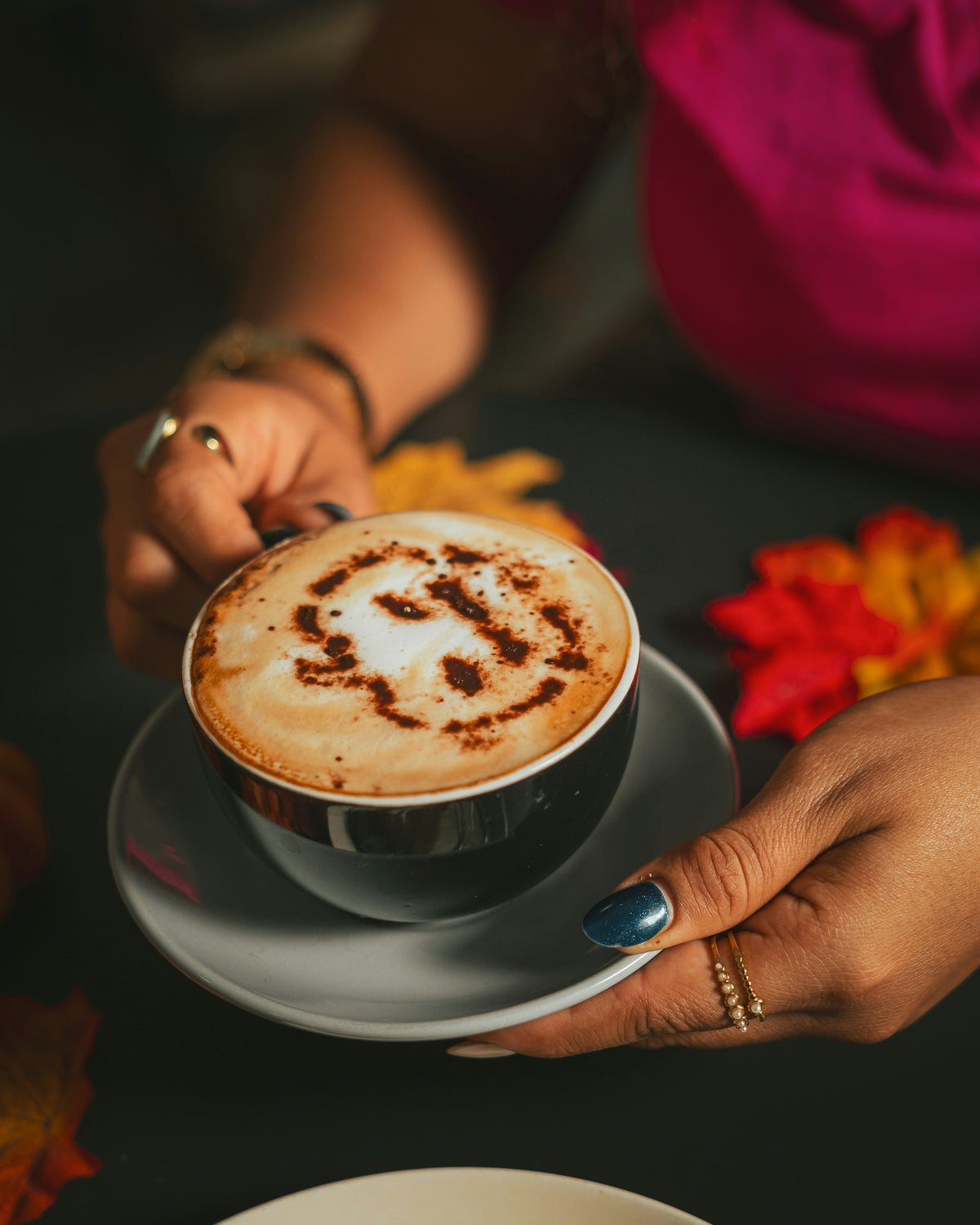 Latté avec citrouille et feuille d'automne