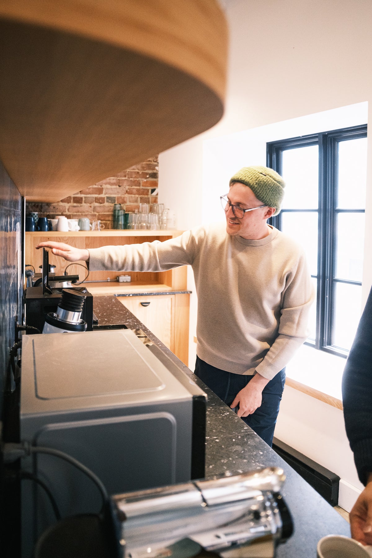 Marc-Alexandre fondateur de 94 celcius prépare un café