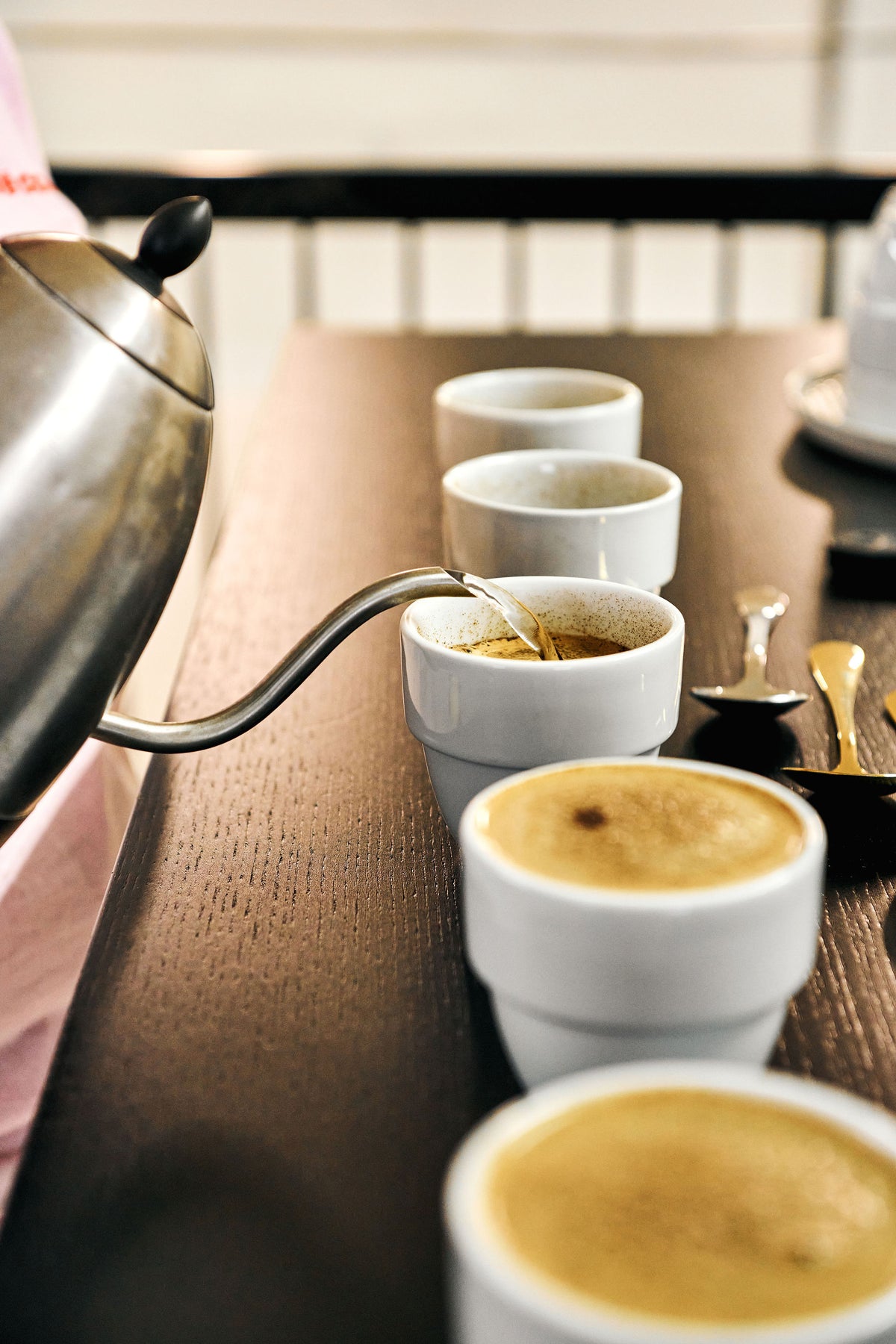 Immersion du café moulu lors d'une séance de cupping