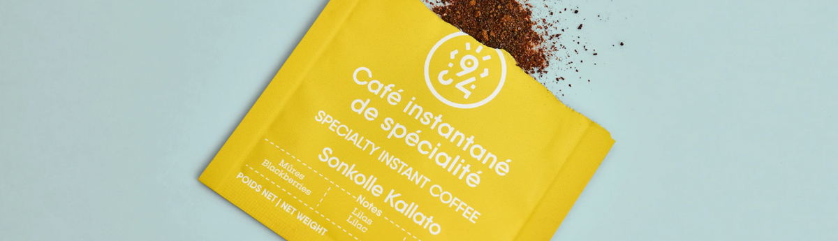 Un paquet de café sur un fond bleu