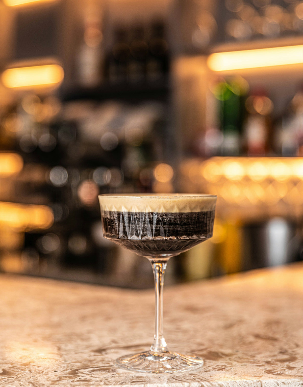 Espresso martini sur table en marbre dans un endroit festif